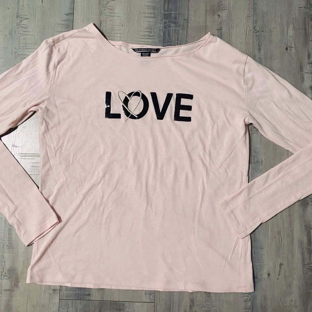 VICTORIA’S SECRET LONG SLEEVE TEE-SHIRT 💕